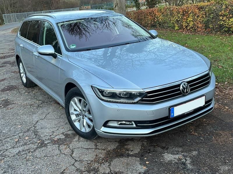 Silber Gebraucht 2019 VW Passat Comfortline Kombi | 11.952 € (Guter Preis) - Bild 1/4