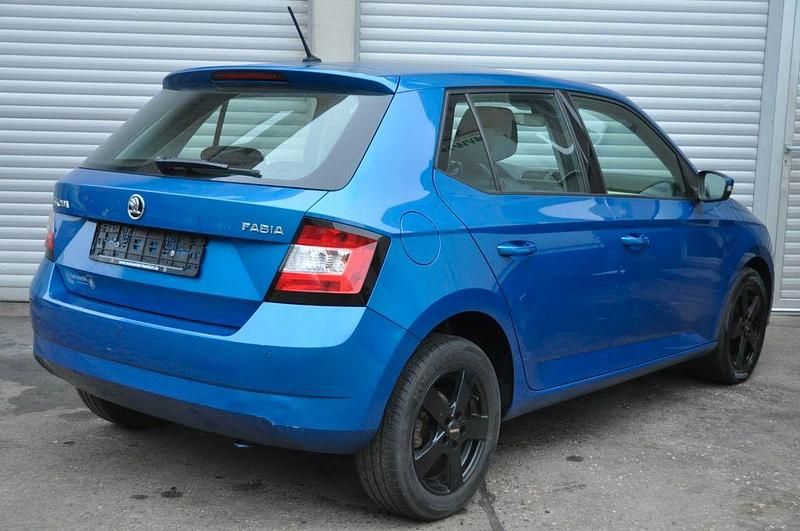 Gebraucht Skoda Fabia Ambition 90 PS (66 kW) 2015 Blau Limousine