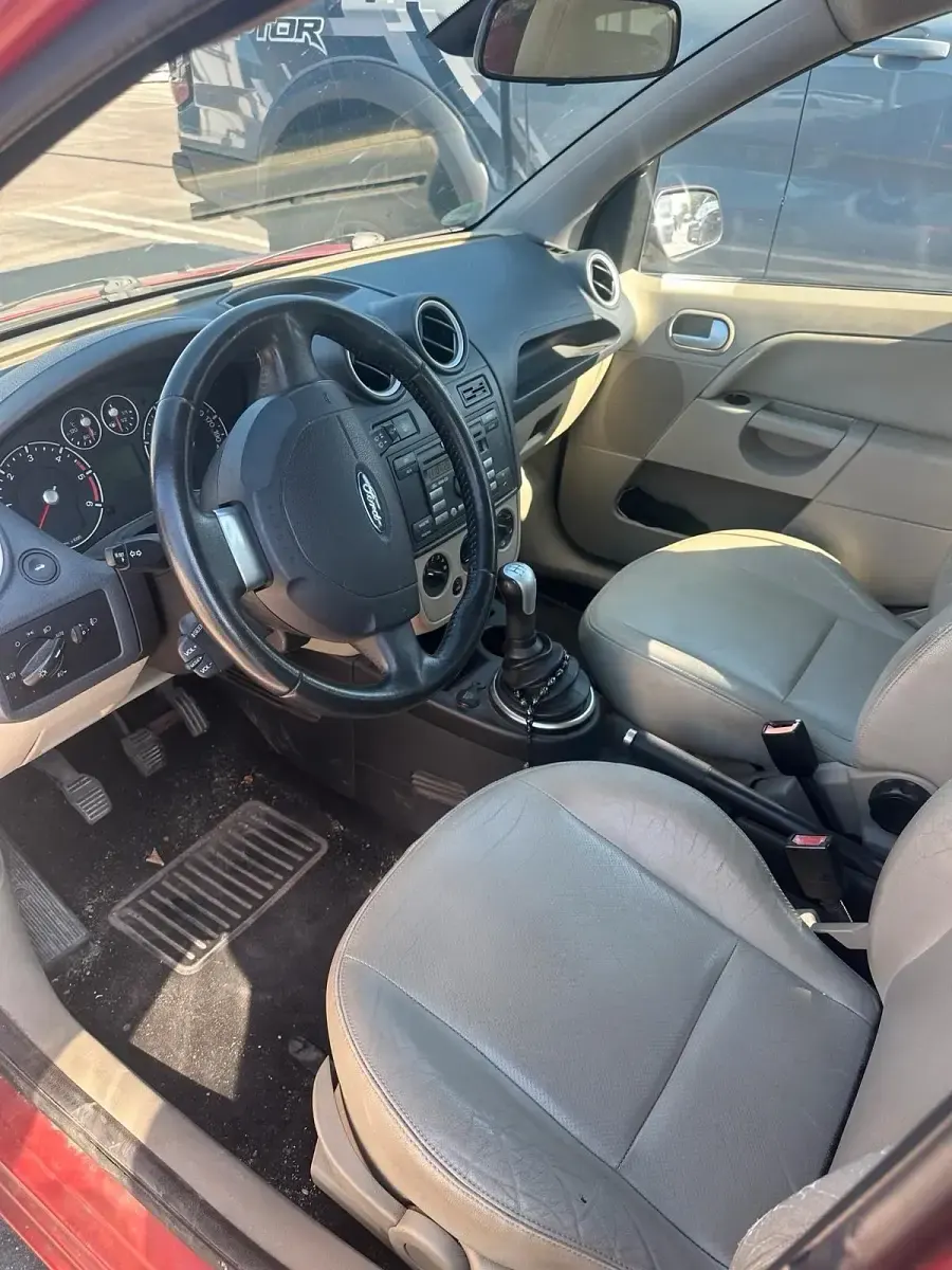 Gebraucht Ford Fiesta Ghia 90 PS (66 kW) 2006 Rot Kleinwagen