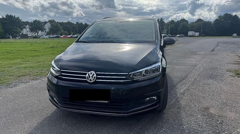 Schwarz Gebraucht 2017 VW Touran Comfortline Van / Kleinbus | 18.900 € (Etwas zu teuer) - Bild 1/4
