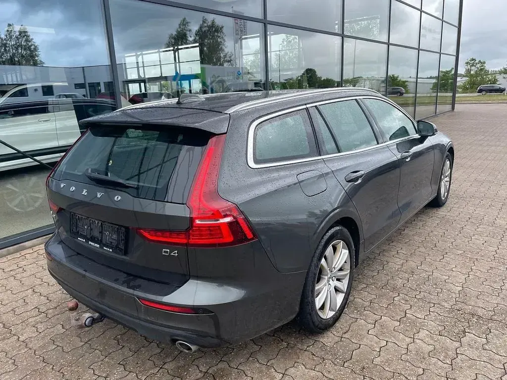 Gebraucht Volvo V60 Momentum 190 PS (139 kW) 2019 Grau Kombi