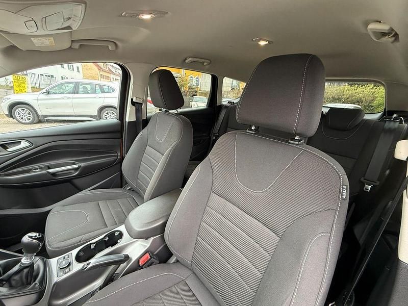 Second-hand Ford Kuga SYNC Edition 150 CP (110 kW) 2015 Portocaliu SUV