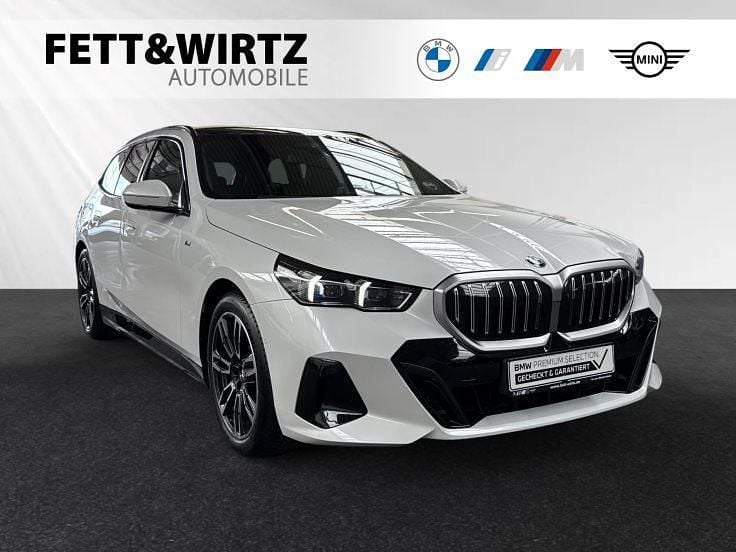 Mineralweiss metallic Gebraucht 2024 BMW 520 M Sport Kombi | 50.800 € (Guter Preis) - Bild 1/3