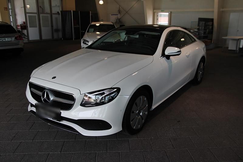 Weiß Gebraucht 2018 Mercedes E220 Coupé | 27.000 € (Guter Preis) - Bild 1/4