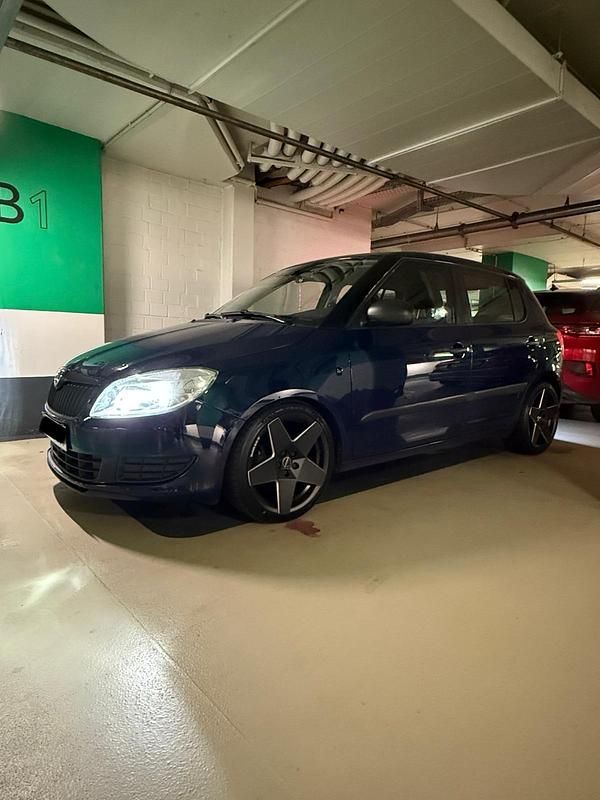 Blau Gebraucht 2010 Skoda Fabia Kleinwagen | 2.800 € (Fairer Preis) - Bild 1/4