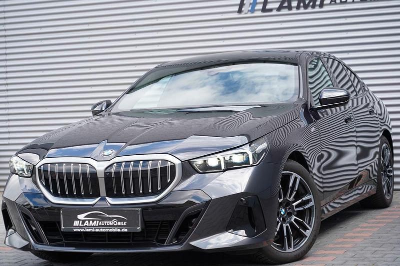Grau Gebraucht 2024 BMW 520 M Sport Limousine | 53.999 € (Fairer Preis) - Bild 1/4