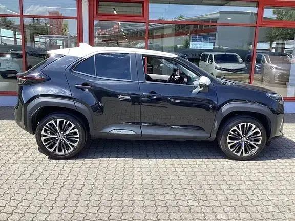 Gebraucht Toyota Yaris Elegant 116 PS (85 kW) 2022 Mysticschwarz mica / dach weiss Kleinwagen