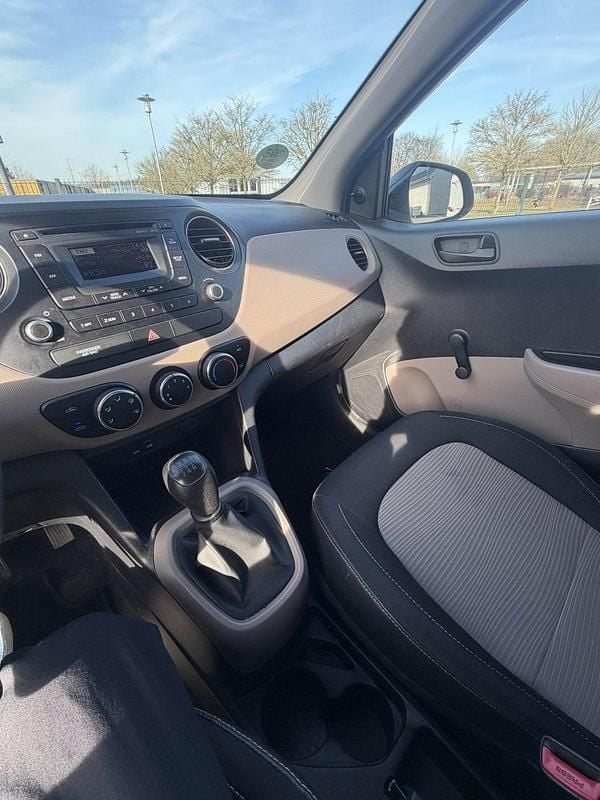 Gebraucht Hyundai i10 67 PS (49 kW) 2015 Weiß Kleinwagen