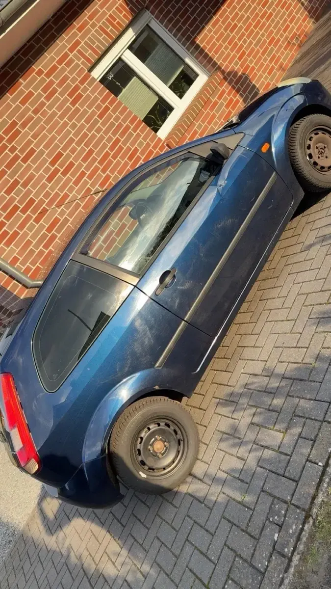 Gebraucht Ford Fiesta 68 PS (50 kW) 2004 Blau Kleinwagen