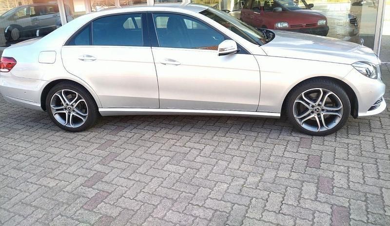 Silber Gebraucht 2015 Mercedes E250 Elegance Limousine | 16.500 € (Superpreis) - Bild 1/4
