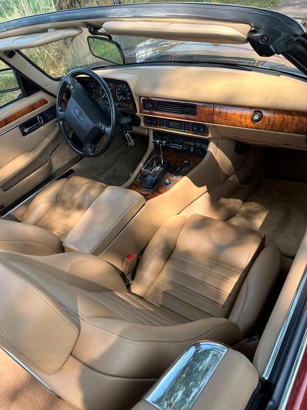 Używany Jaguar XJS 233 KM (171 kW) 1993 Czerwony Kabriolet