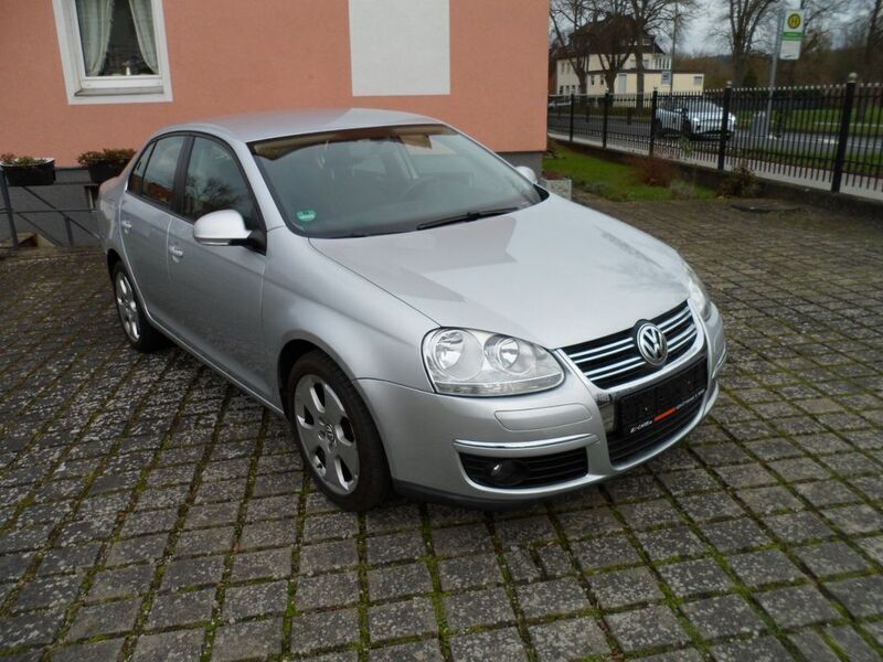 Silber Gebraucht 2011 VW Jetta Comfortline Limousine | 7.290 € (Fairer Preis) - Bild 1/4