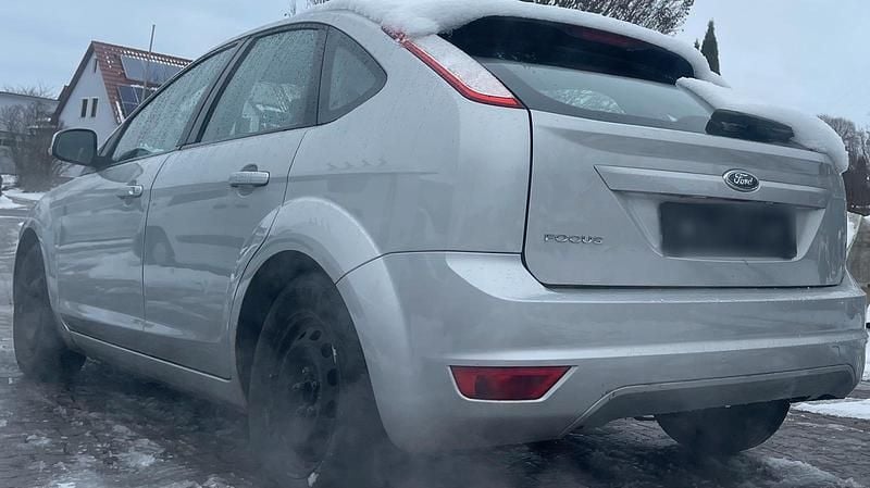 Silber Gebraucht 2010 Ford Focus Titanium Limousine | 1.400 € (Superpreis) - Bild 1/4