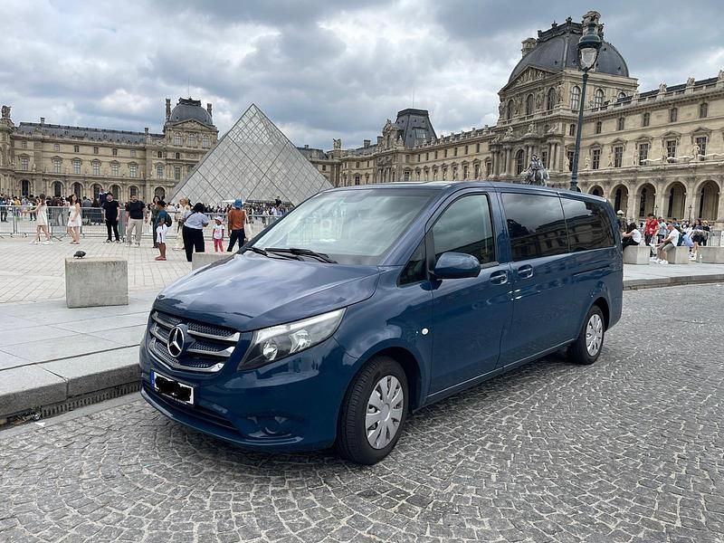 Blau Gebraucht 2017 Mercedes Vito Kombi | 19.999 € - Bild 1/4