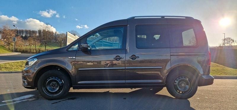 Gebraucht VW Caddy Highline 125 PS (91 kW) 2015 Braun Van / Kleinbus