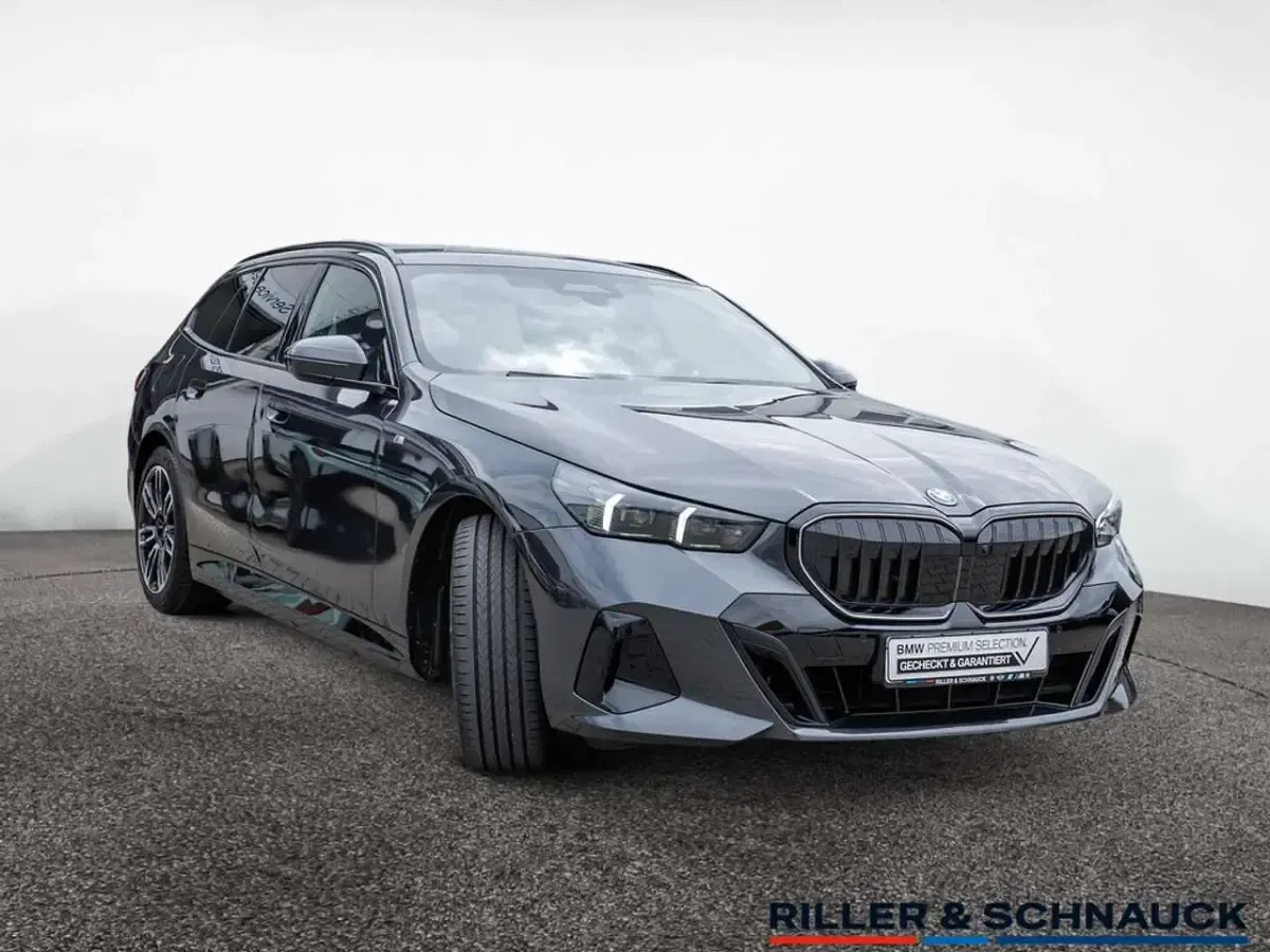 Gebraucht BMW 530e M Sport 299 PS (219 kW) 2025 Grau Kombi