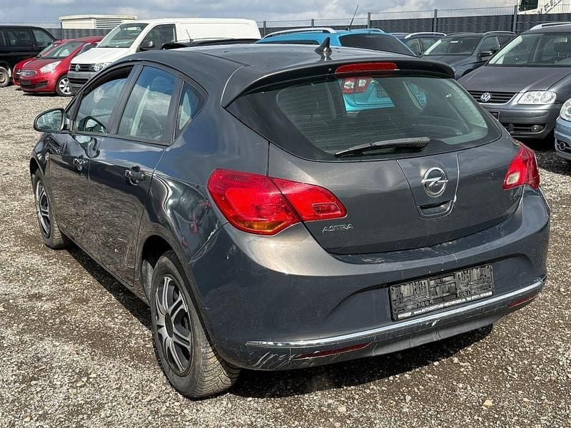 Gebraucht Opel Astra Selection 140 PS (102 kW) 2014 Grau Limousine