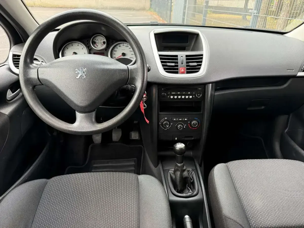 Gebraucht Peugeot 207 Urban Move 95 PS (69 kW) 2010 Weiß Limousine