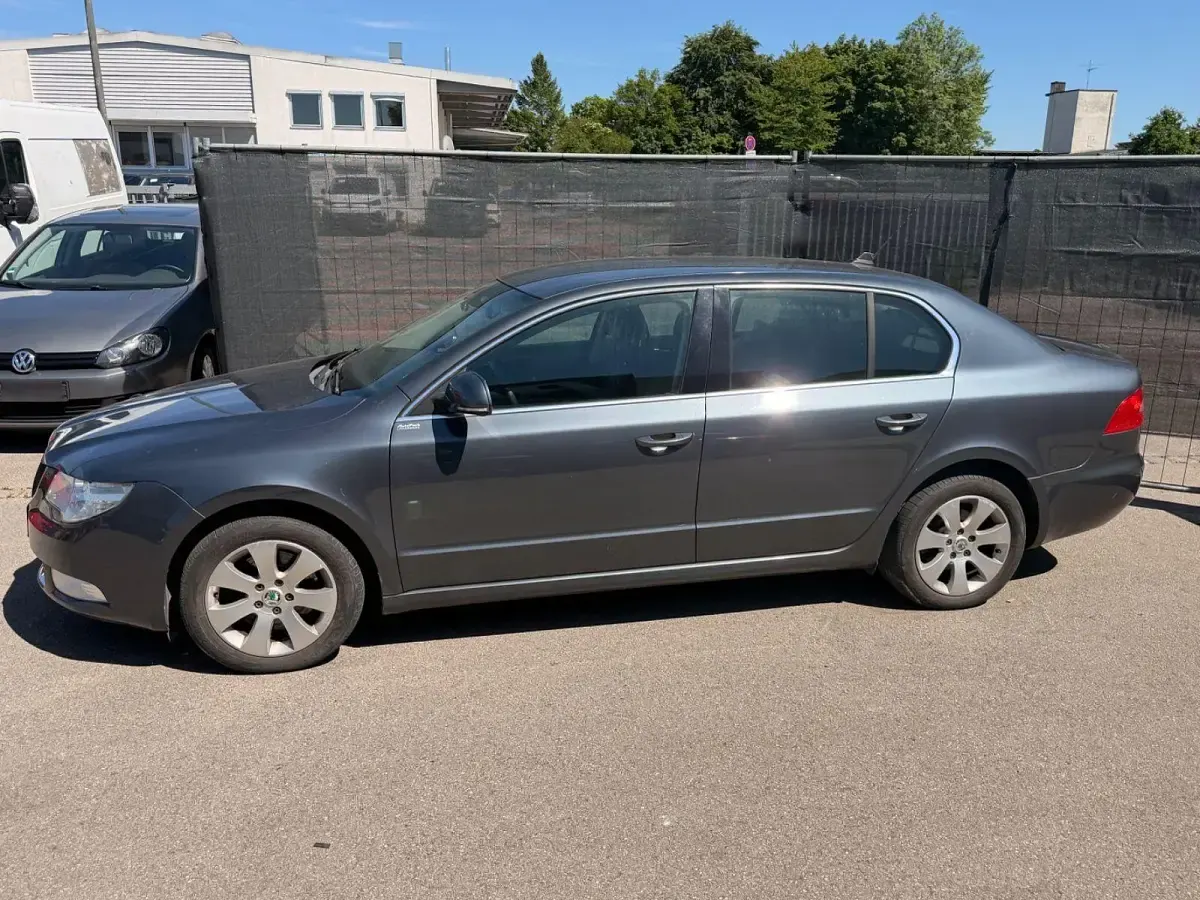 Gebraucht Skoda Superb Ambition 160 PS (117 kW) 2010 Grau Limousine