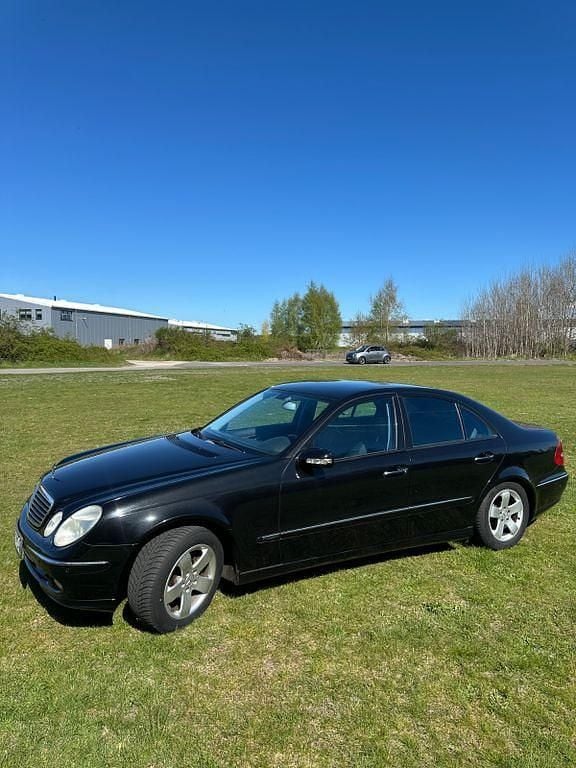 Używany Mercedes E320 Avantgarde 224 KM (164 kW) 2004 Czarny Sedan/Limuzyna