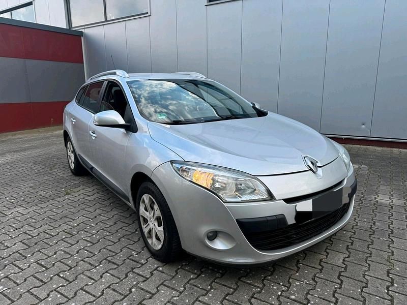 Silber Gebraucht 2011 Renault Mégane GrandTour Kombi | 2.200 € (Fairer Preis) - Bild 1/4
