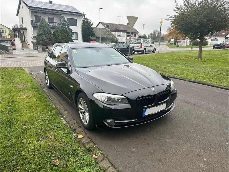 Schwarz Gebraucht 2012 BMW 520 Performance Kombi | 7.299 € (Fairer Preis) - Bild 1/4