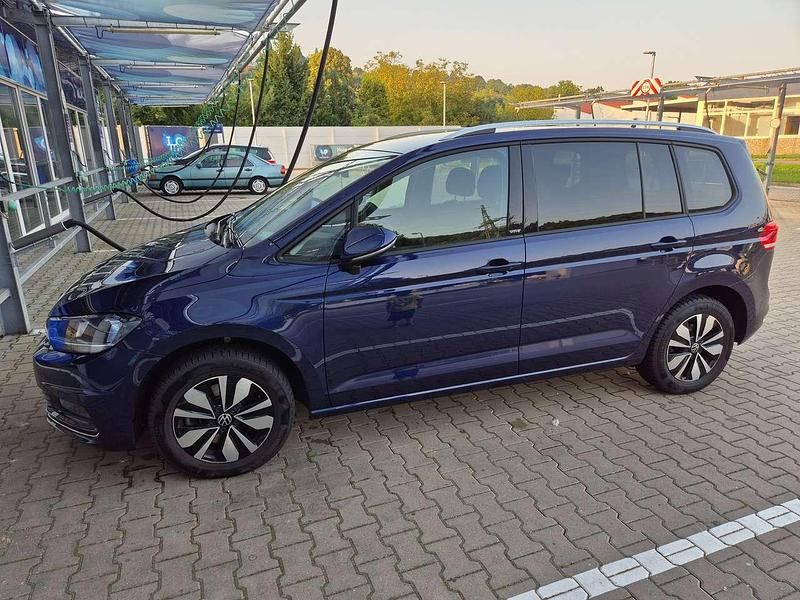 Blau Gebraucht 2023 VW Touran Move Van / Kleinbus | 31.800 € (Fairer Preis) - Bild 1/4
