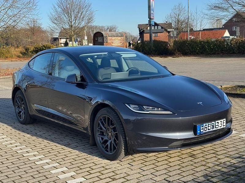 Grau Gebraucht 2025 Tesla Model 3 Standard Range Limousine | 36.990 € (Guter Preis) - Bild 1/4