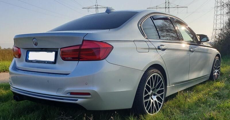 Silber Gebraucht 2017 BMW 330 Luxury Line Limousine | 24.600 € (Fairer Preis) - Bild 1/4