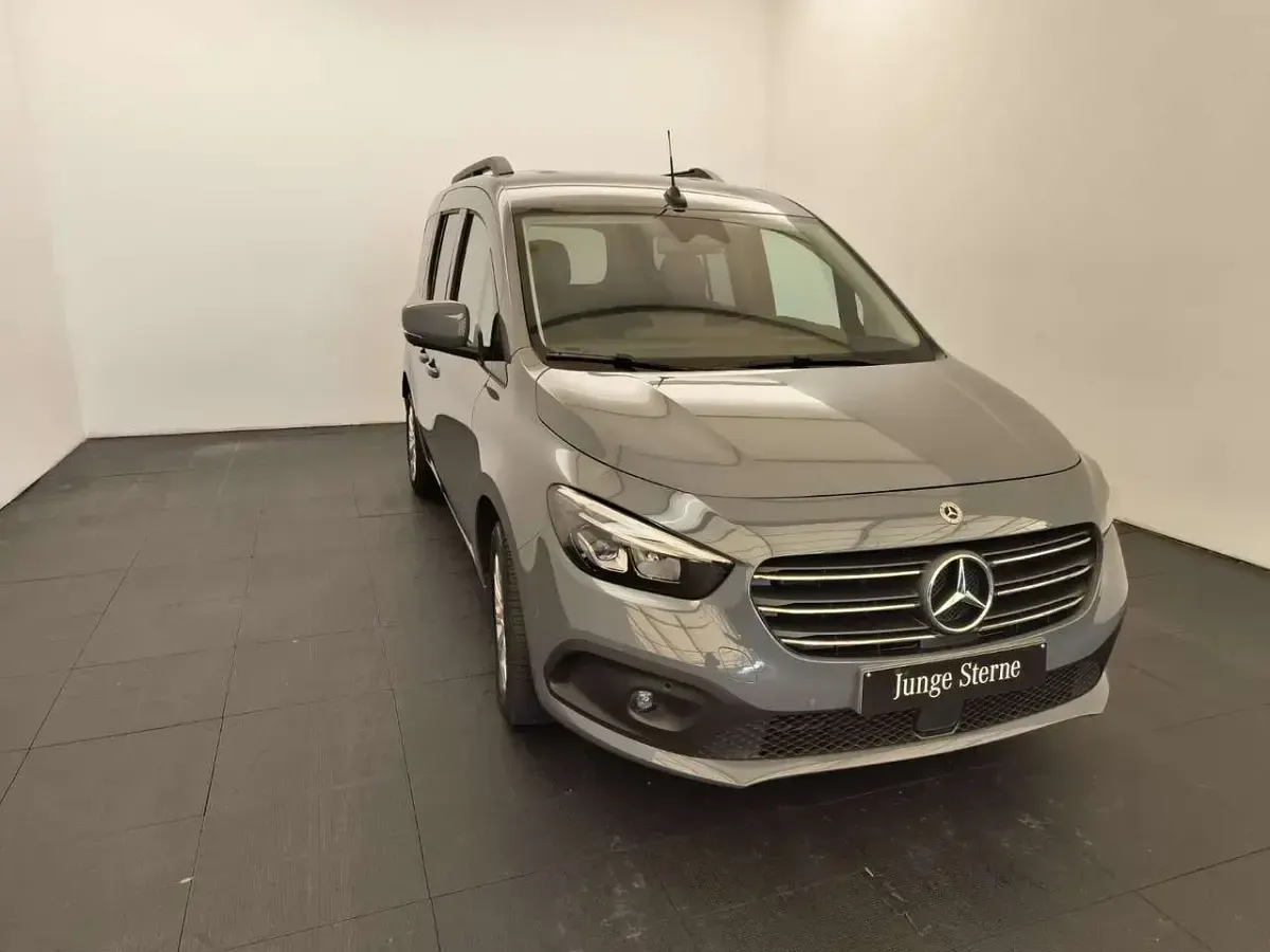 Gebraucht Mercedes T180 116 PS (85 kW) 2024 Magnetitgrau Van / Kleinbus
