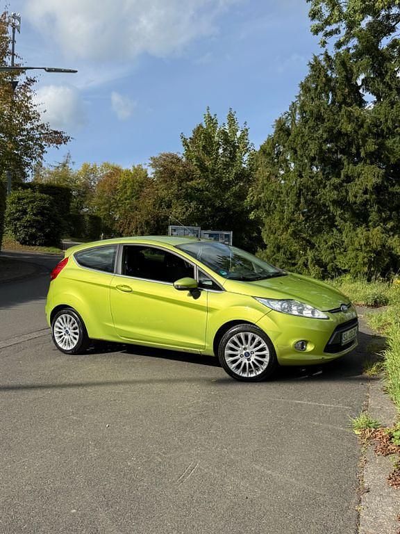 Gebraucht Ford Fiesta Titanium 97 PS (71 kW) 2010 Grün Kleinwagen