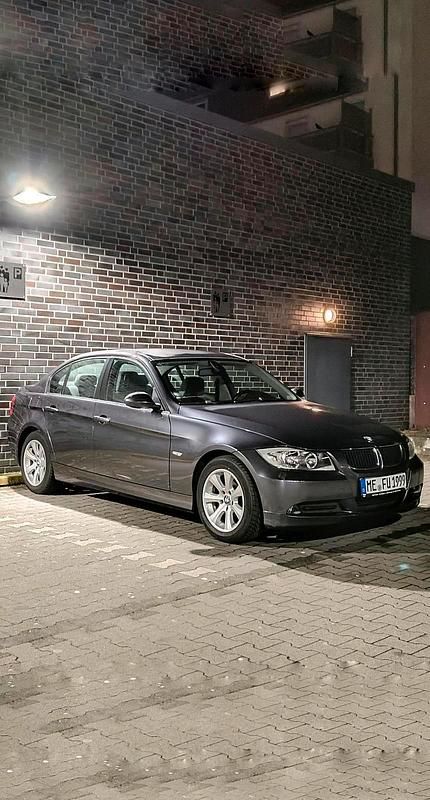 Grau Gebraucht 2006 BMW 318 Limousine | 1.850 € (Superpreis) - Bild 1/4