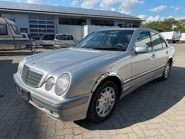 Silber Gebraucht 2001 Mercedes E200 Elegance Limousine | 2.990 € (Superpreis) - Bild 1/4
