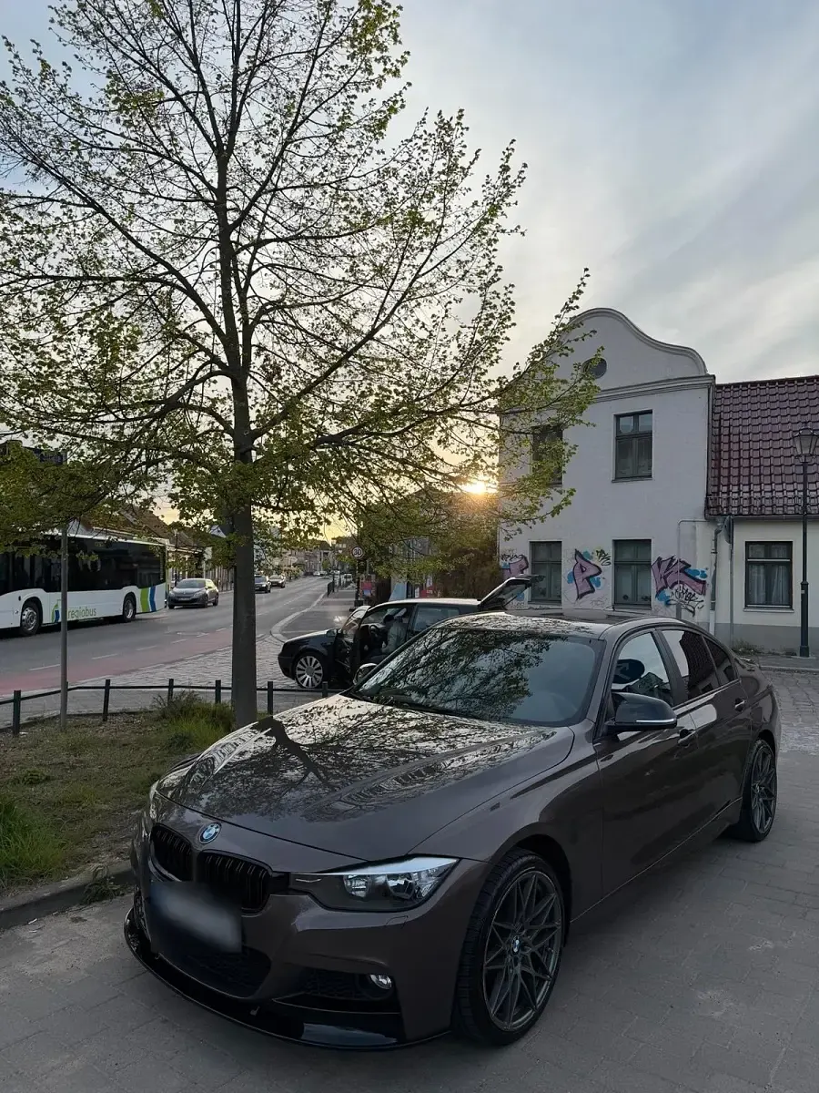 Gebraucht BMW 320 184 PS (135 kW) 2014 Braun Limousine