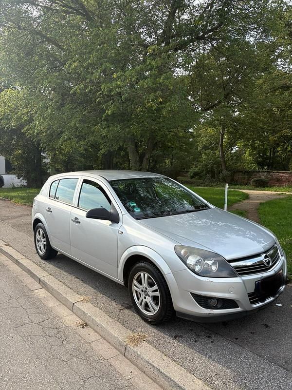 Silber Gebraucht 2009 Opel Astra Kleinwagen | 2.200 € (Fairer Preis) - Bild 1/4