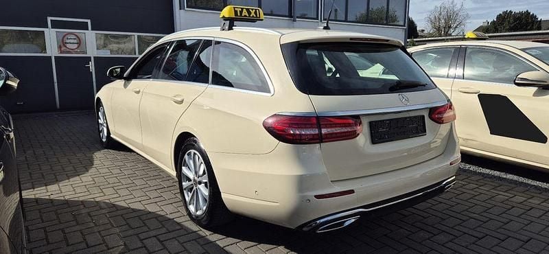 Gebraucht Mercedes E200 160 PS (117 kW) 2023 Hellelfenbein  unilack Kombi