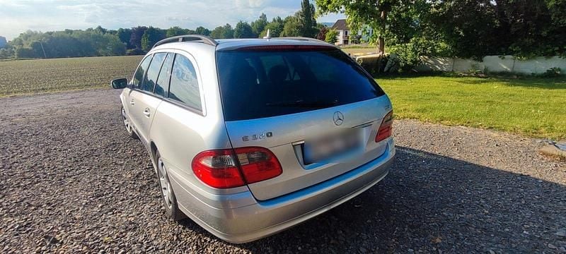 Grau Gebraucht 2007 Mercedes E320 Classic Kombi | 3.500 € (Superpreis) - Bild 1/4
