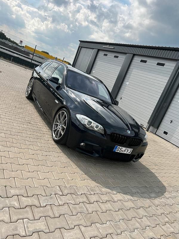 Blau Gebraucht 2012 BMW 530 M Sport Kombi | 13.000 € - Bild 1/4
