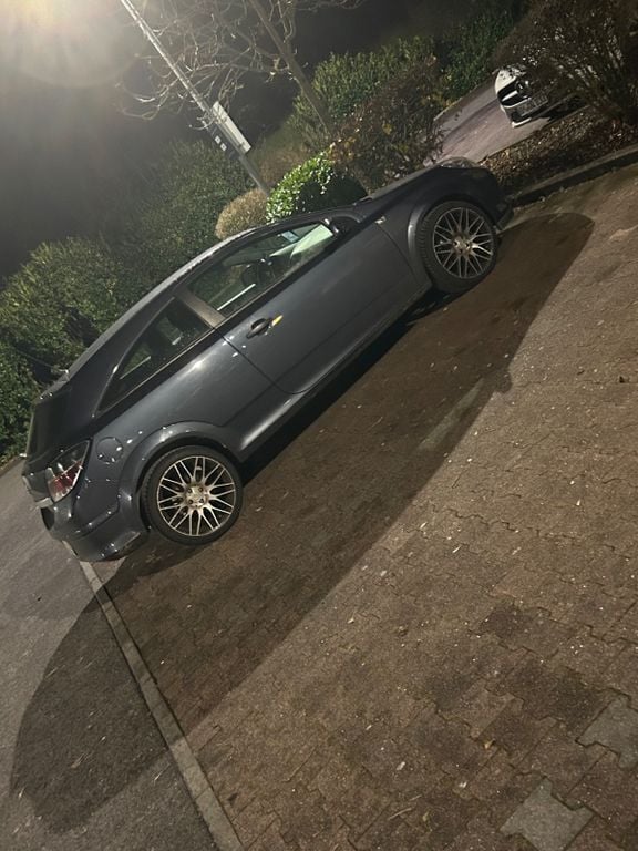 Grau Gebraucht 2009 Opel Astra GTC Edition Limousine | 3.200 € (Fairer Preis) - Bild 1/4