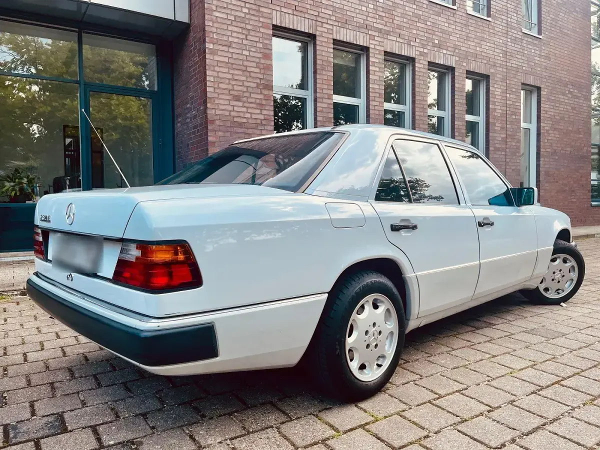 Gebraucht Mercedes 230 132 PS (97 kW) 1992 Weiß Limousine