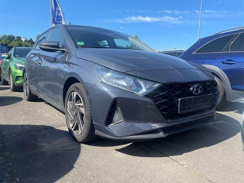 Aurora grey / met Gebraucht 2023 Hyundai i20 Trend Limousine | 15.999 € - Bild 1/4