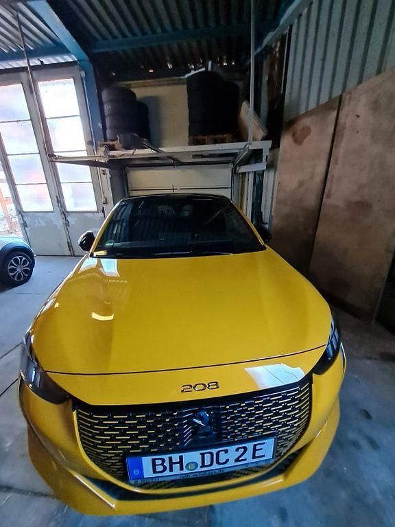 Schwarz Gebraucht 2021 Peugeot e-208 GT Kleinwagen | 14.000 € (Superpreis) - Bild 1/4