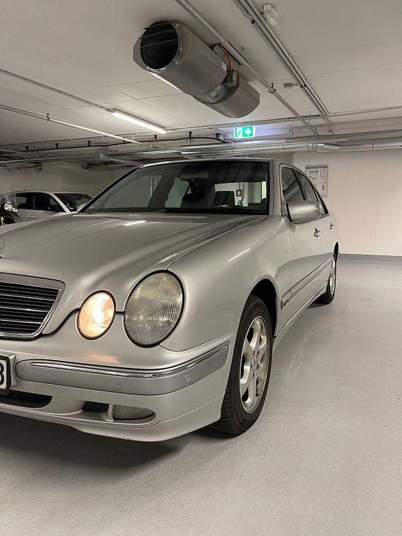 Silber Gebraucht 2001 Mercedes 240 Limousine | 4.999 € - Bild 1/4