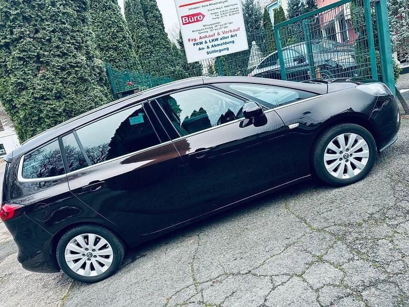 Braun Gebraucht 2015 Opel Zafira Innovation Van / Kleinbus | 6.999 € (Fairer Preis) - Bild 1/4