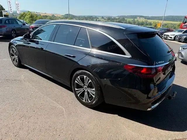 Gebraucht Mercedes E450 Avantgarde 367 PS (269 kW) 2024 Schwarz Limousine