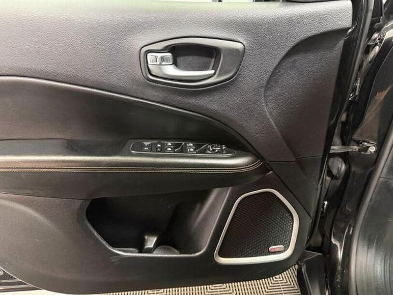 Gebraucht Jeep Compass Opening Edition 140 PS (102 kW) 2017 Schwarz SUV