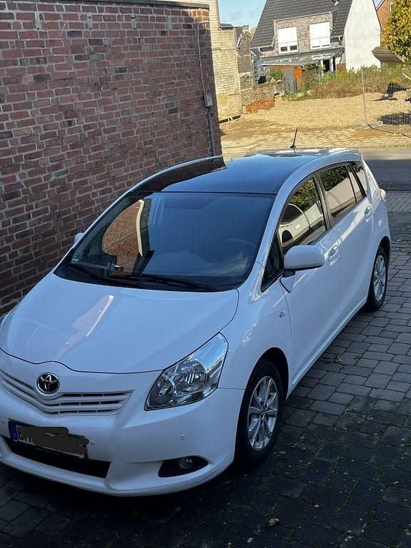 Weiß Gebraucht 2011 Toyota Verso Multidrive S Van / Kleinbus | 6.900 € (Fairer Preis) - Bild 1/4