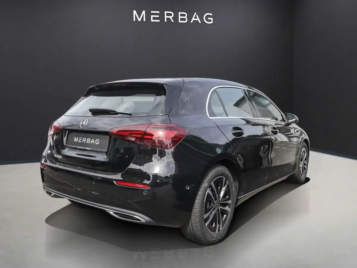 Gebraucht Mercedes A200 Advanced 163 PS (119 kW) 2025 Kosmosschwarz Limousine