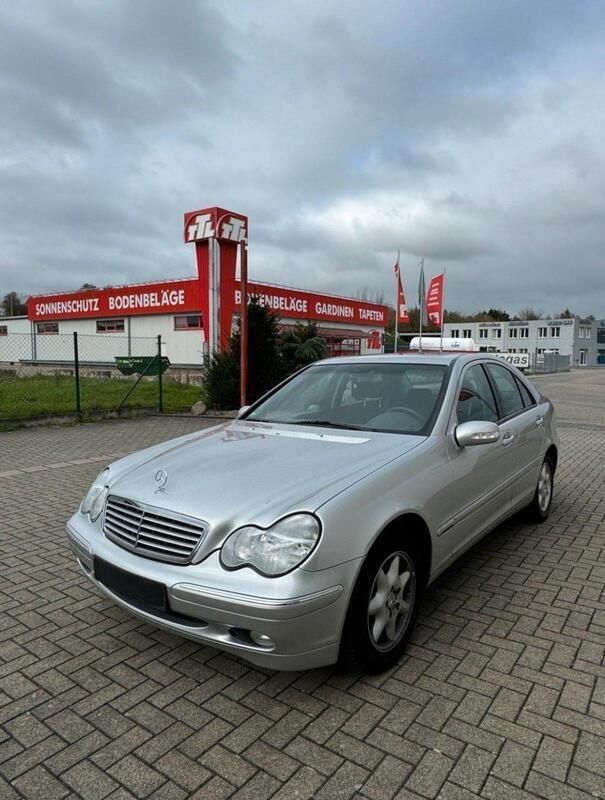 Grau Gebraucht 2002 Mercedes C220 Elegance Limousine | 12.000 € - Bild 1/4