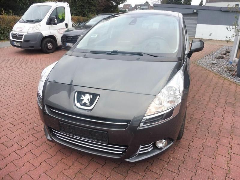 Grau Gebraucht 2010 Peugeot 5008 Premium Limousine | 5.990 € (Fairer Preis) - Bild 1/4